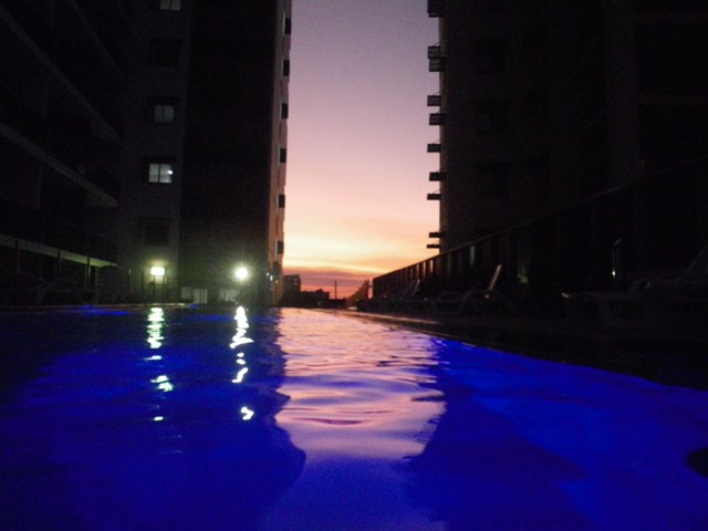 Zen apartments pool sunset, Darwin'